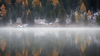 深秋，阿尔泰山脉下的多恩斯科湖上空雾气弥漫视频素材模板下载