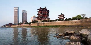 在中国的古建筑中，滕王阁白天很晚，夜晚很晚。