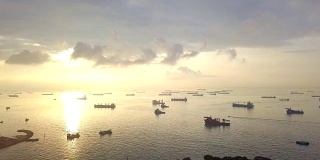 航拍海上货船和油船。新加坡