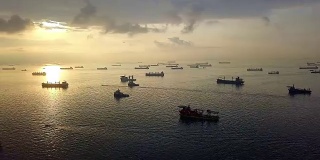 航拍海上货船和油船。新加坡