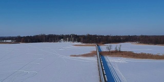 长木桥上的雪湖冰，鸟瞰图