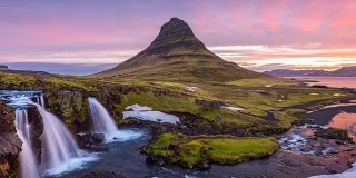冰岛日出时的Kirkjufell山和kirkjufellsfoss。