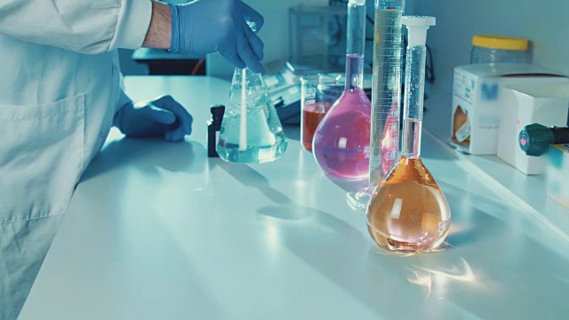 实验室技术员在实验室混合化学药品的慢动作
