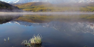 埃希提克尔高原上的阿尔泰湖。北丘伊斯基山脊倒映在水面上