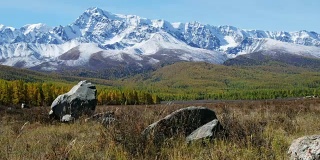 阿尔泰高原上的巨石埃希提克尔与北Chuisky山脊和冰川在背景上