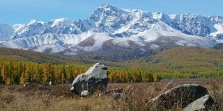 阿尔泰高原上的巨石埃希提克尔与北Chuisky山脊和冰川在背景上