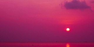 美丽的紫色日落在海上的时间流逝