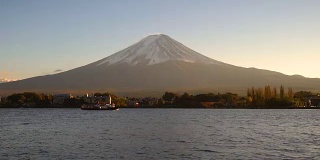 从日本川口町湖眺望富士山