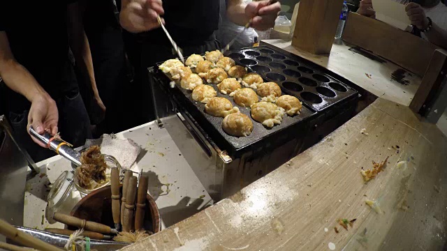 日本厨师正在做日式烧饼街头小吃