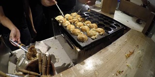 日本厨师正在做日式烧饼街头小吃