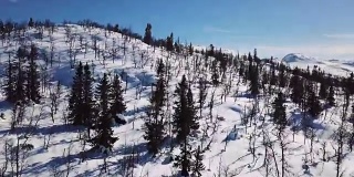 在冬季风景优美的山景中电影摄影机的运动