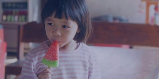 小女孩吃西瓜冰淇淋的特写镜头