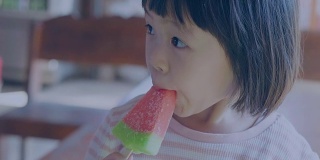 野餐:真正的亚洲孩子吃冰淇淋