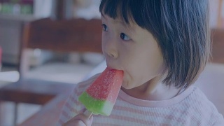 野餐:真正的亚洲孩子吃冰淇淋视频素材模板下载