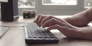 在键盘上打字。在电脑键盘上打字的人。人的手用电脑键盘和鼠标打字。自由摄影师与电脑工作。