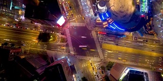 夜光照亮台北市区交通十字路口，空中俯瞰4k时间间隔的台湾
