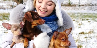 冬天，一个女人和她的小狗在外面玩耍