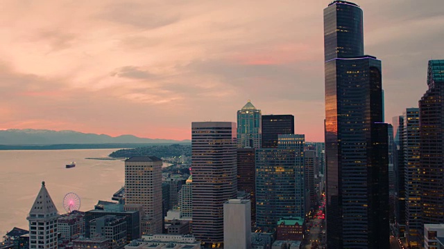 令人惊叹的雄伟西雅图航空市中心索多日落金融区摩天大楼天际线红色的云反射建筑窗户滨水风景鸟瞰直升飞机风景慢动作
