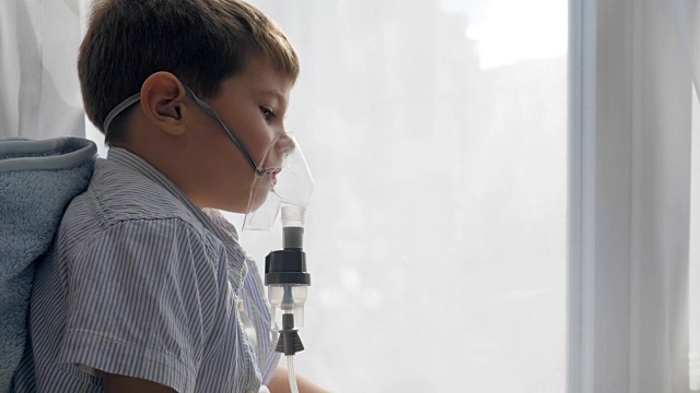 喷雾器程序，患病儿童通过吸入器呼吸压缩机治疗呼吸道疾病