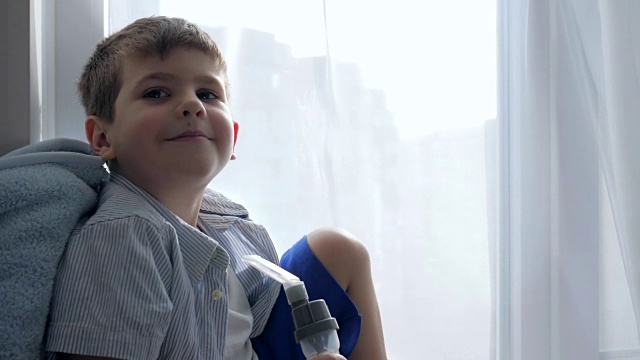 哮喘治疗，儿童在医院通过吸入器呼吸特写