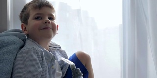 哮喘治疗，儿童在医院通过吸入器呼吸特写