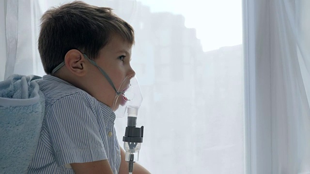 疼痛儿童通过吸入器呼吸治疗呼吸困难