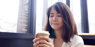 在咖啡馆喝咖啡的亚洲女人