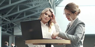 商务会议上的白人女性。穿着职业装用笔记本电脑工作的女孩
