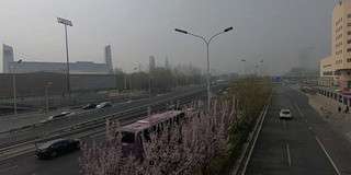 北京奥运公园和第四圈公路在雾霾天