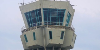 一个机场控制塔的特写