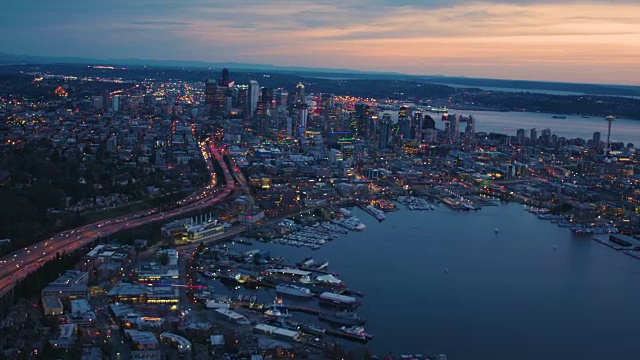 西雅图南湖联盟空中俯瞰城市天际线戏剧性的天空