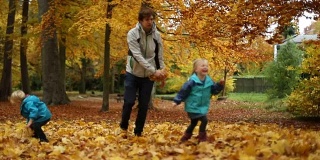 童年时光:儿童和青少年在6号公园玩秋叶