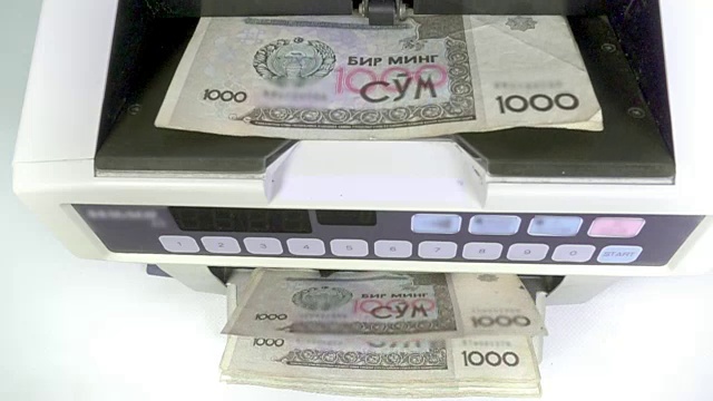 电子货币计数器正在计算乌兹别克斯坦的金额