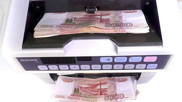 电子货币柜员机正在清点俄罗斯第5000张卢布钞票