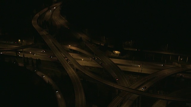 从上到下的夜间空中透视汽车行驶在高速公路上主要的美国高速公路交汇处多车道交通不同方向西雅图