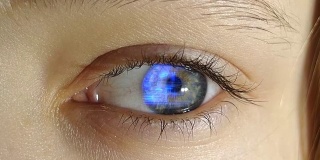 人类的眼睛里有电子线路和符号，这是未来技术的概念