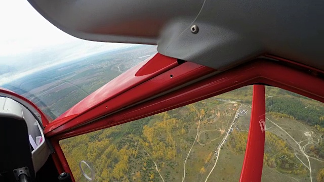 航空学校的学生看着地面，而驾驶喷气式飞机，pov