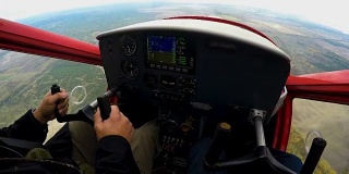 在运动飞机上的极端教训，兴奋的男子看着控制面板