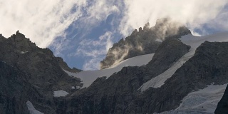 山脉上的移动云。勃朗峰地块。意大利。
