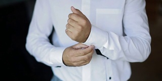 商人穿着白色衬衫，男性双手合上。