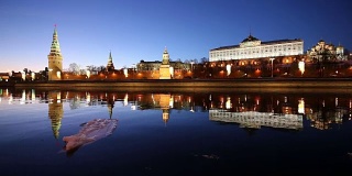 莫斯科河和克里姆林宫(晚上)，俄罗斯，莫斯科——莫斯科最受欢迎的景色