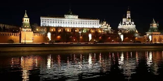 莫斯科河和克里姆林宫(晚上)，俄罗斯，莫斯科——莫斯科最受欢迎的景色