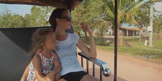 游客家庭母女乘坐传统的嘟嘟车
