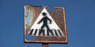 破旧的交通标志，人行横道，富埃特文图拉，4K
