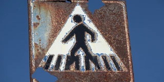 破旧的交通标志，人行横道，富埃特文图拉，4K