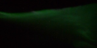 大熊星座夜空中的实时北极光