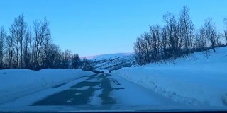 在挪威北部Senja岛的结冰道路上驾驶