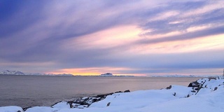 在挪威北部美丽的冬日结束时，Senja岛的日落