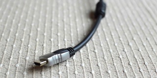 电脑USB连接器。黑色电线电缆