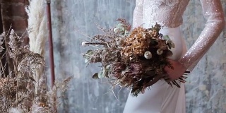 美丽的新娘捧着婚礼上五颜六色的花束